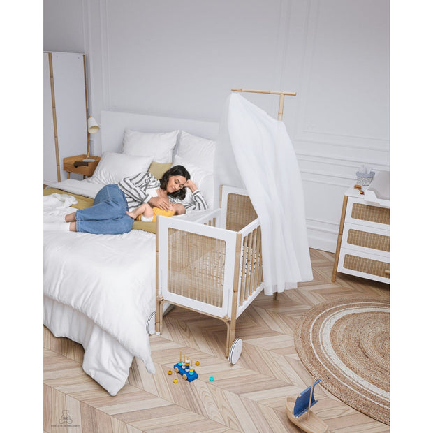 Theo Bebe 50 x 80 cm Patut co-sleeping din lemn, ratan si MDF, pentru bebe, Oceania Alb / Natural, 50 x 80 cm