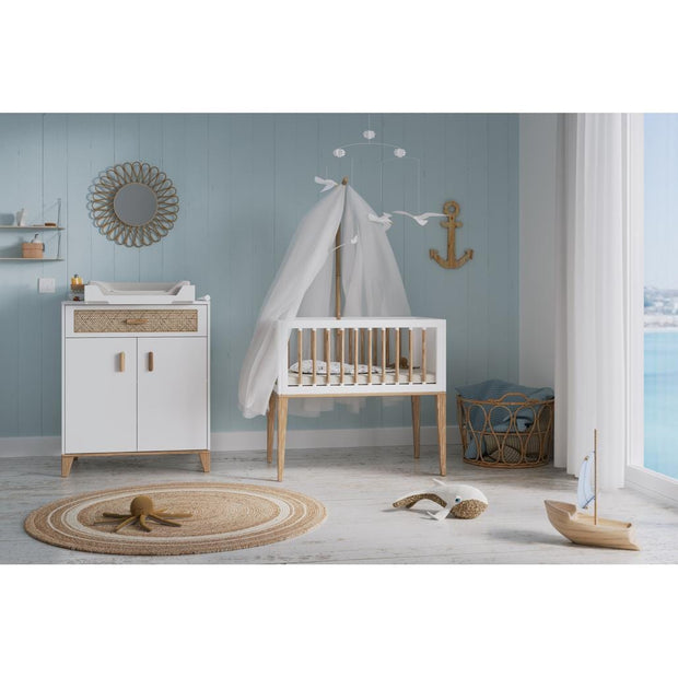 Theo Bebe 50 x 80 cm Patut din lemn, ratan si MDF, pentru bebe, Nami Alb / Natural, 50 x 80 cm