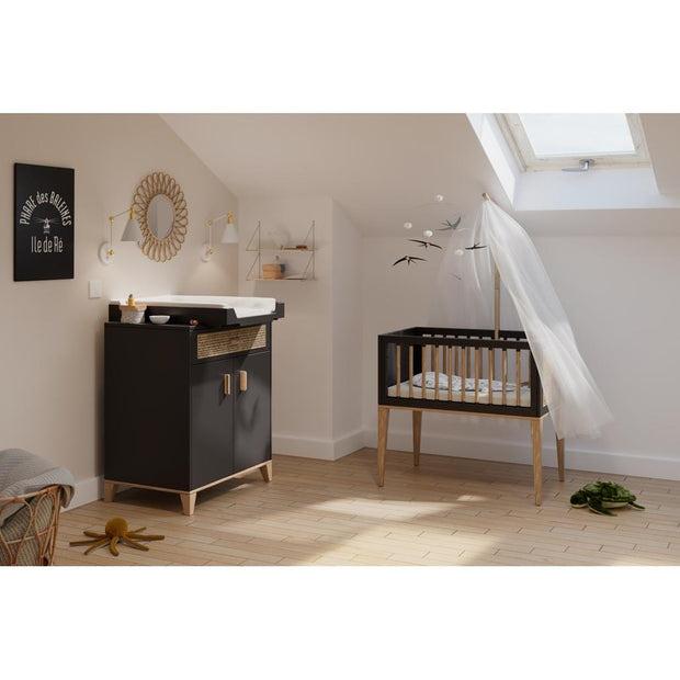 Theo Bebe 50 x 80 cm Patut din lemn, ratan si MDF, pentru bebe, Nami Negru / Natural, 50 x 80 cm